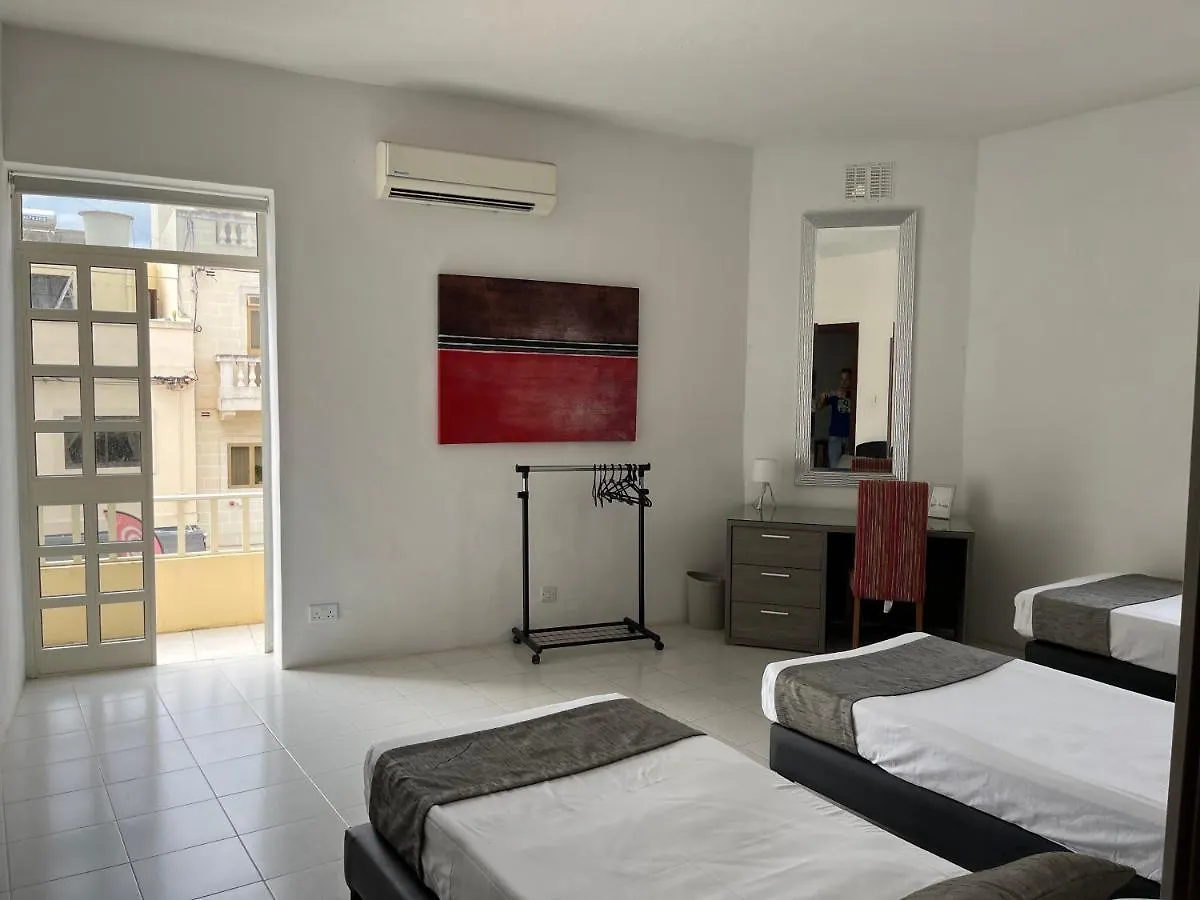 New Aurora Room 1, Huge Private Bedroom En-Suite Is-Swieqi Malta