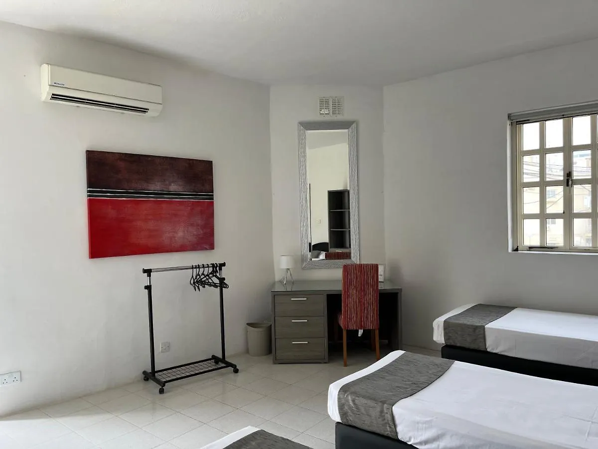 New Aurora Room 1, Huge Private Bedroom En-Suite Is-Swieqi Privat bolig